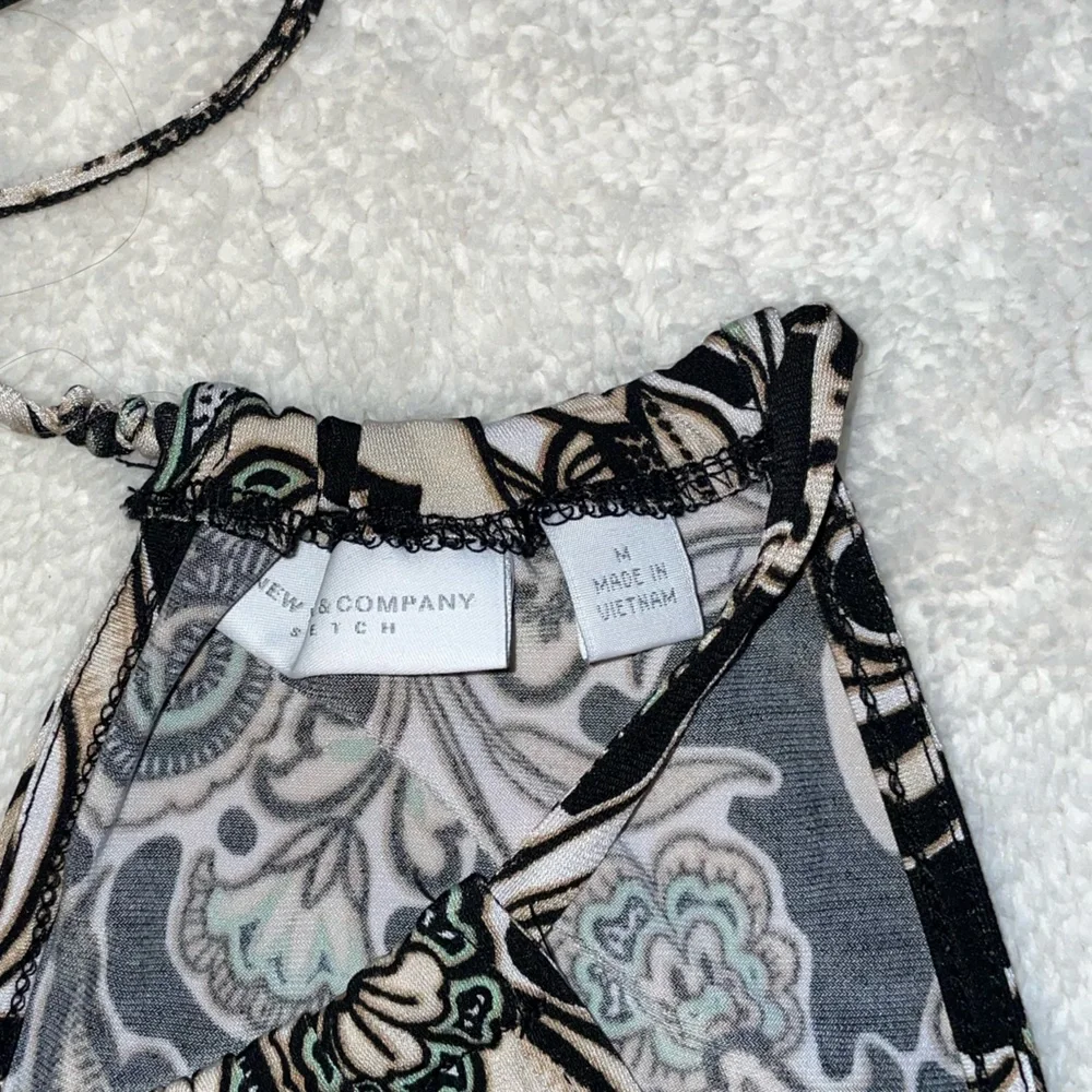 New York & Company dark paisley sleeveless top - Picture 3 of 5